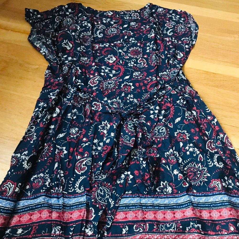 Cute indie print short-sleeve dress w/ waist tie.